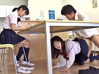 〈寝取り〉彼女の友達も一緒に勉強していたらいきなり机の下に潜り込んできた。そして・・・