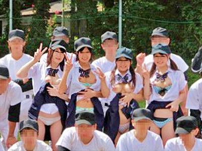 ピッチピチな肉体の女子校生たちが、オマンコを全開にして野球部の応援をしているのだ♥♥